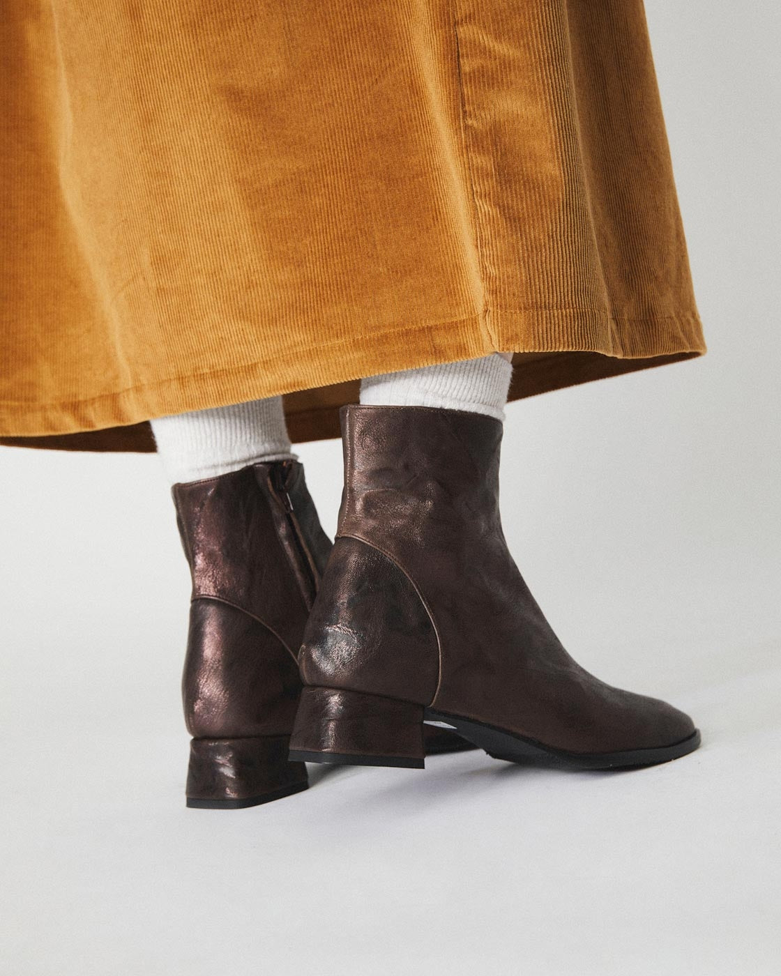 짙은 갈색 금속 빌드 파일