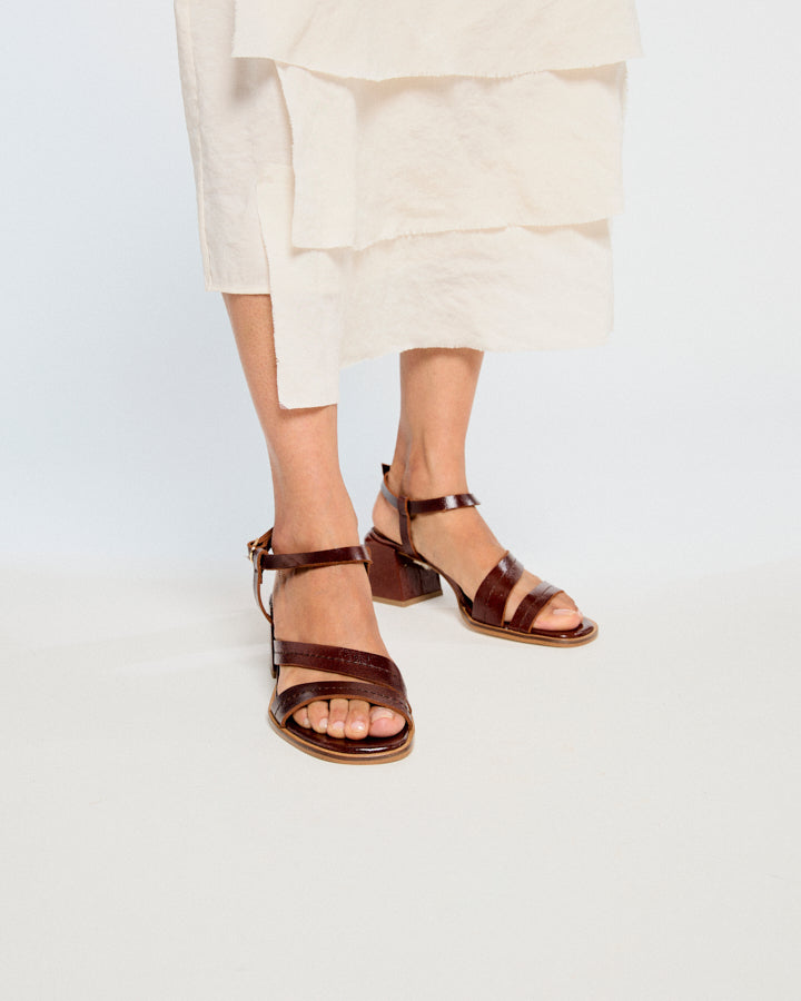 발리스 브라운 페이턴트 가죽