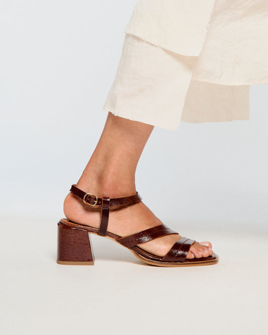 발리스 브라운 페이턴트 가죽